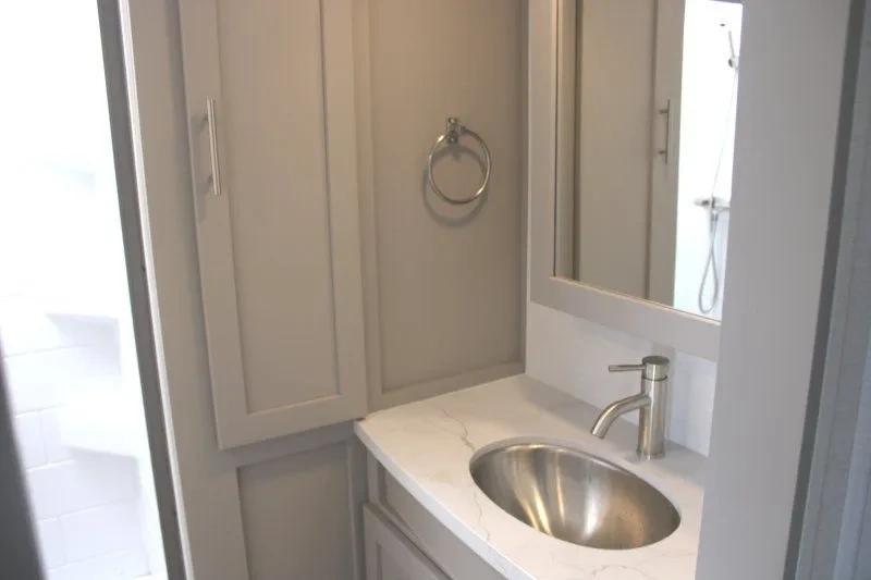 Vanité de salle de bain du Alliance Avenue All-Access 25RL avec lavabo rond.