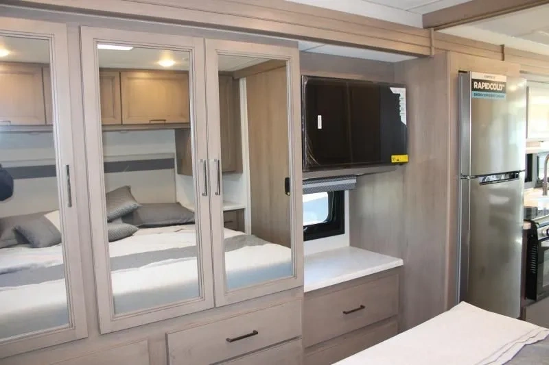 Salle de bain du Thor Hurricane 29L 2026 avec lavabo et rangement.