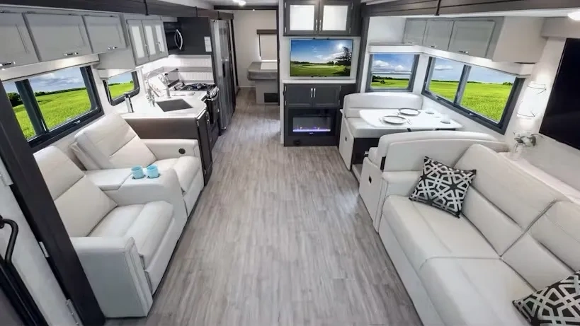 Extérieur du Thor Motor Coach Indigo, motorisé classe A conçu pour les familles.