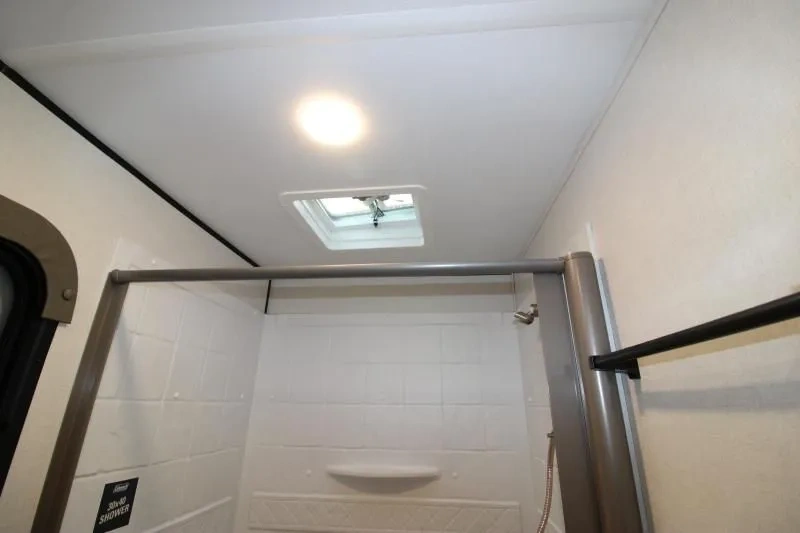 Douche de la Coleman Lantern 28BHS avec puits de lumière.