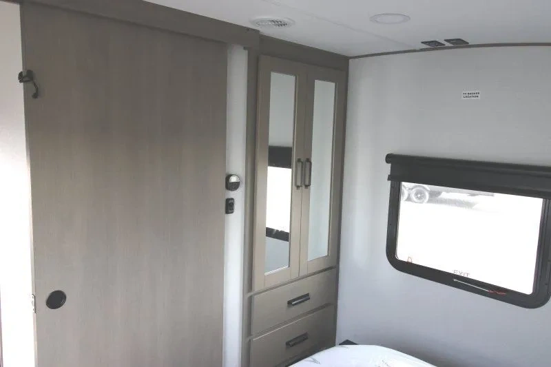 Garde-robe de chambre du Grand Design Reflection 150 Series 250ML.