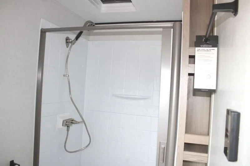 Douche de la Coleman Lantern 25REX avec chauffe-eau sans réservoir.
