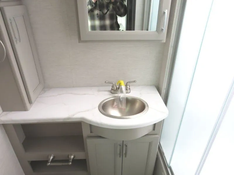 Rangements de chambre du Thor Indigo MM30 2026 avec téléviseur intégré.