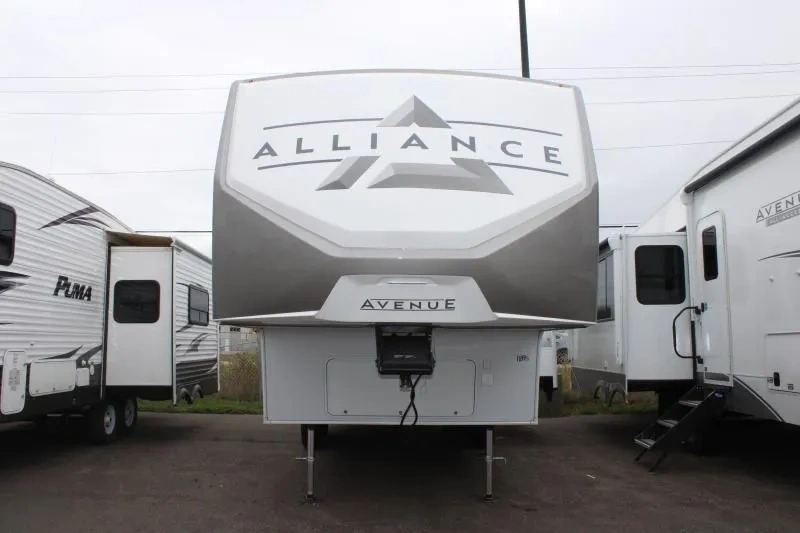 Vue avant du Alliance Avenue All-Access 23ML avec attelage de fifth wheel.