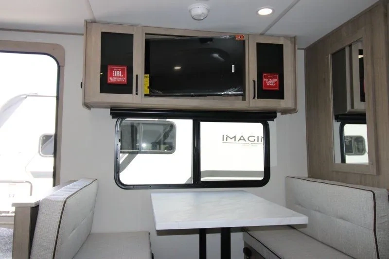 Espace repas et télévision de la Grand Design Imagine XLS 22MLE.