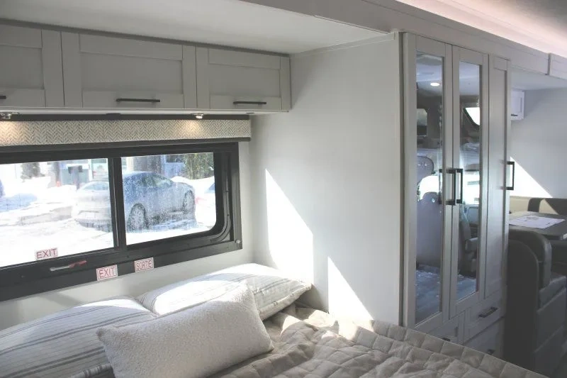 Chambre de l’Entegra Coach Odyssey 24B avec fenêtre et armoires.