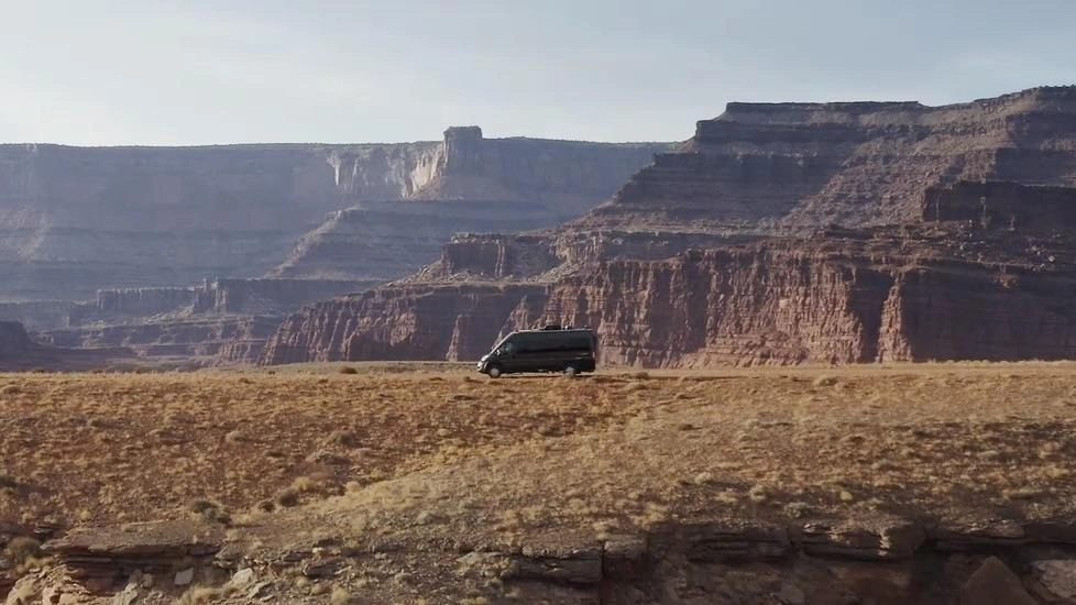 Un VR de classe B roulant au bord d'un canyon.