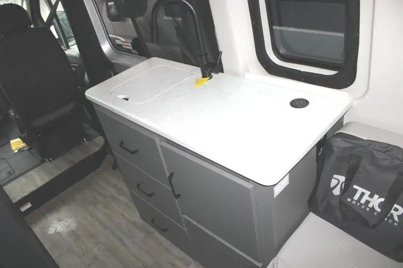 Comptoir et rangement intérieur du Thor Motor Coach Tellaro 20Y 2026.