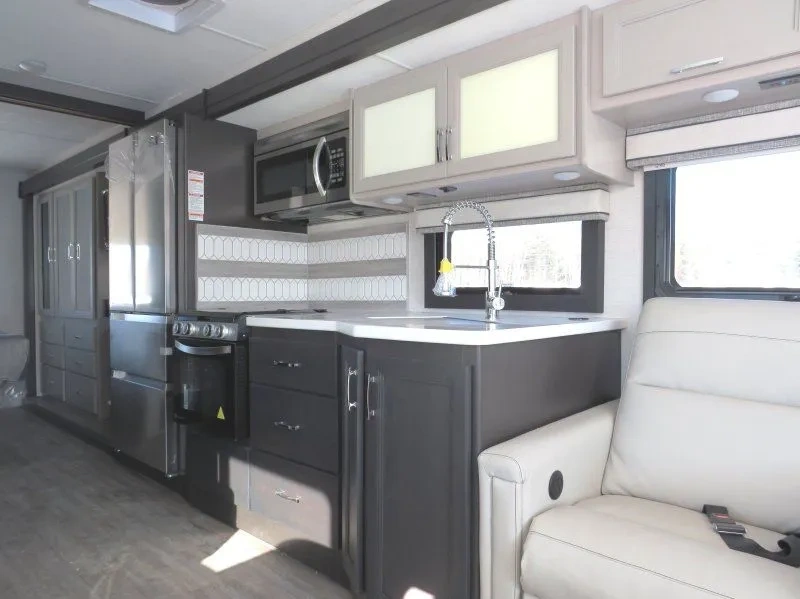 Coin dinette du Thor Indigo MM30 2026 avec grande fenêtre panoramique.