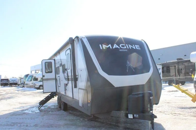 Grand Design Imagine 2470BH, une roulotte familiale bunkhouse compatible avec un Ram 1500.