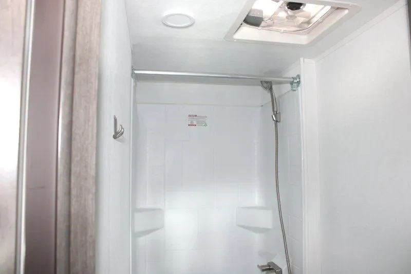 Vanité de salle de bain du Jayco Redhawk SE 22EF avec lavabo.