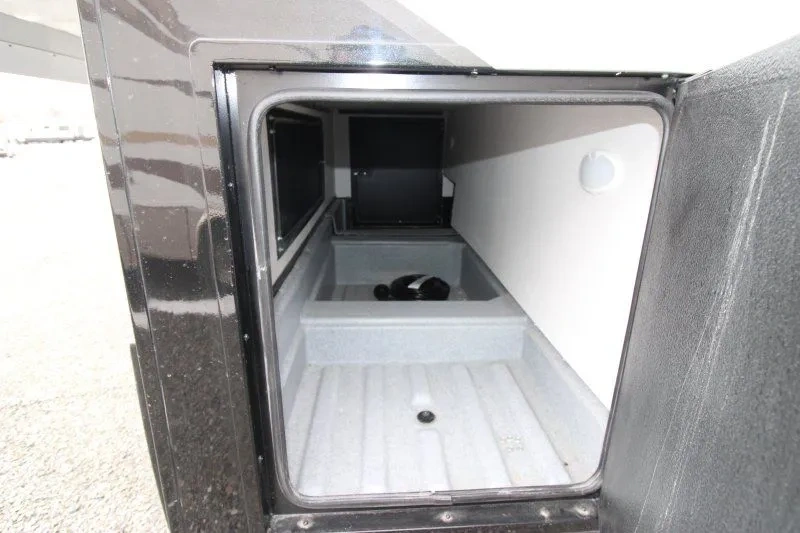 Compartiment de rangement extérieur du Dynamax Isata 3 24RW.