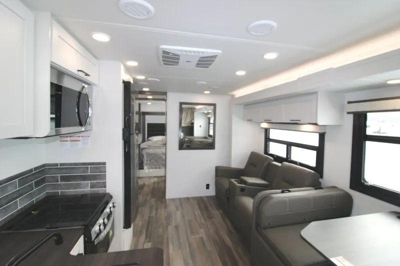Salon et cuisine du Jayco Greyhawk 30Z avec mobilier gris.