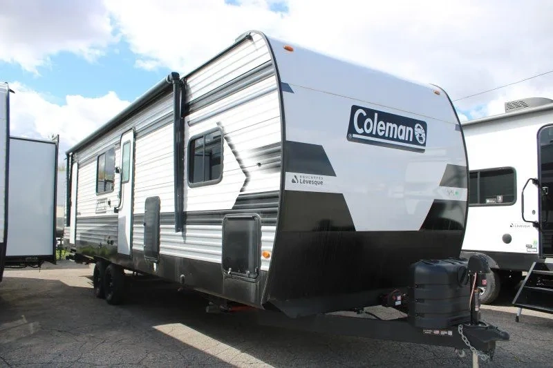 Roulotte Coleman Lantern 28BHS familiale compatible avec un Ram 1500 bien équipé.