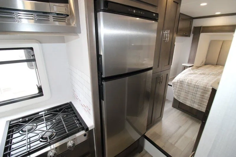 Réfrigérateur et cuisine du Dynamax Isata 3 24RW près de la chambre.
