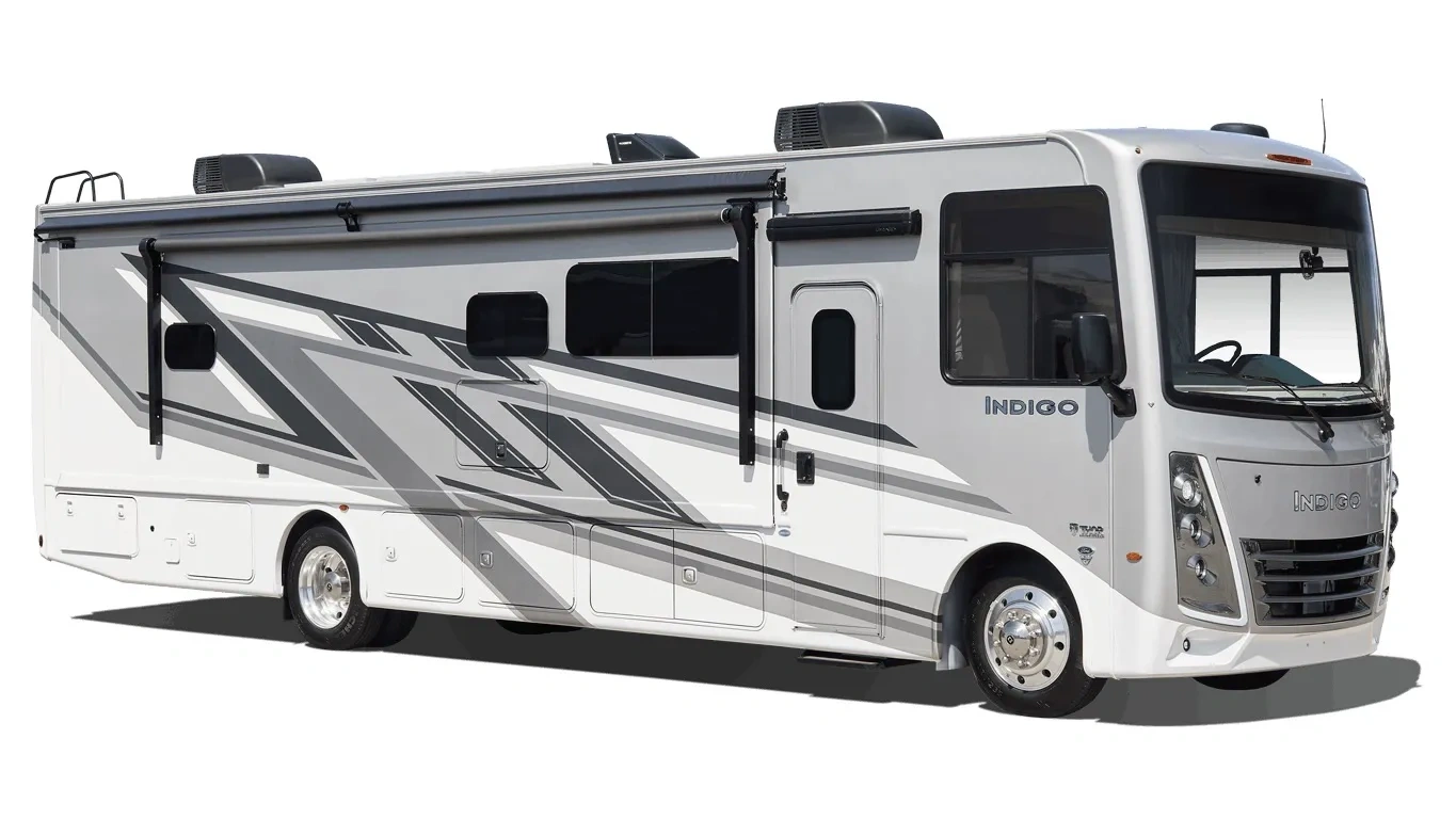 Intérieur spacieux du Thor Motor Coach Indigo avec salon clair et cuisine familiale.