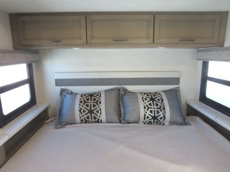 Chambre arrière du Thor Resonate 30C 2026 avec lit et rangements.
