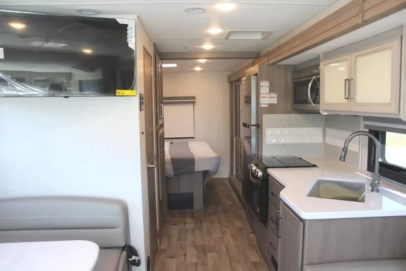 Cuisine et corridor intérieur du Thor Hurricane 29L 2026.