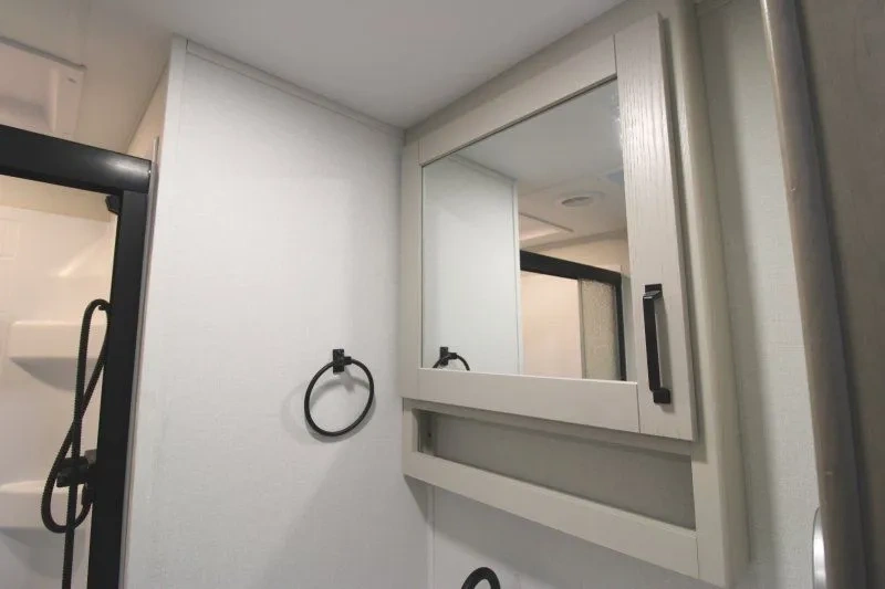 Miroir de salle de bain du Grand Design Reflection 150 Series 250ML avec rangement.