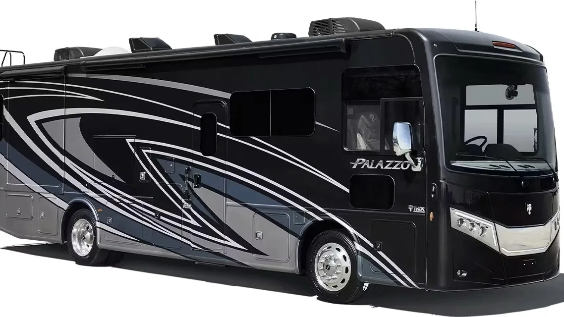 Extérieur du Thor Motor Coach Palazzo, motorisé classe A diesel sur châssis Freightliner.