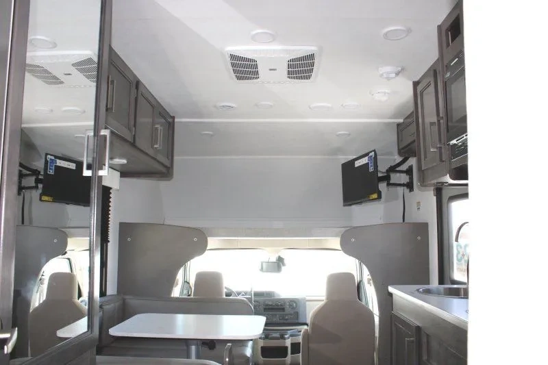 Intérieur du Jayco Redhawk SE 22EF vu vers la cabine avant.