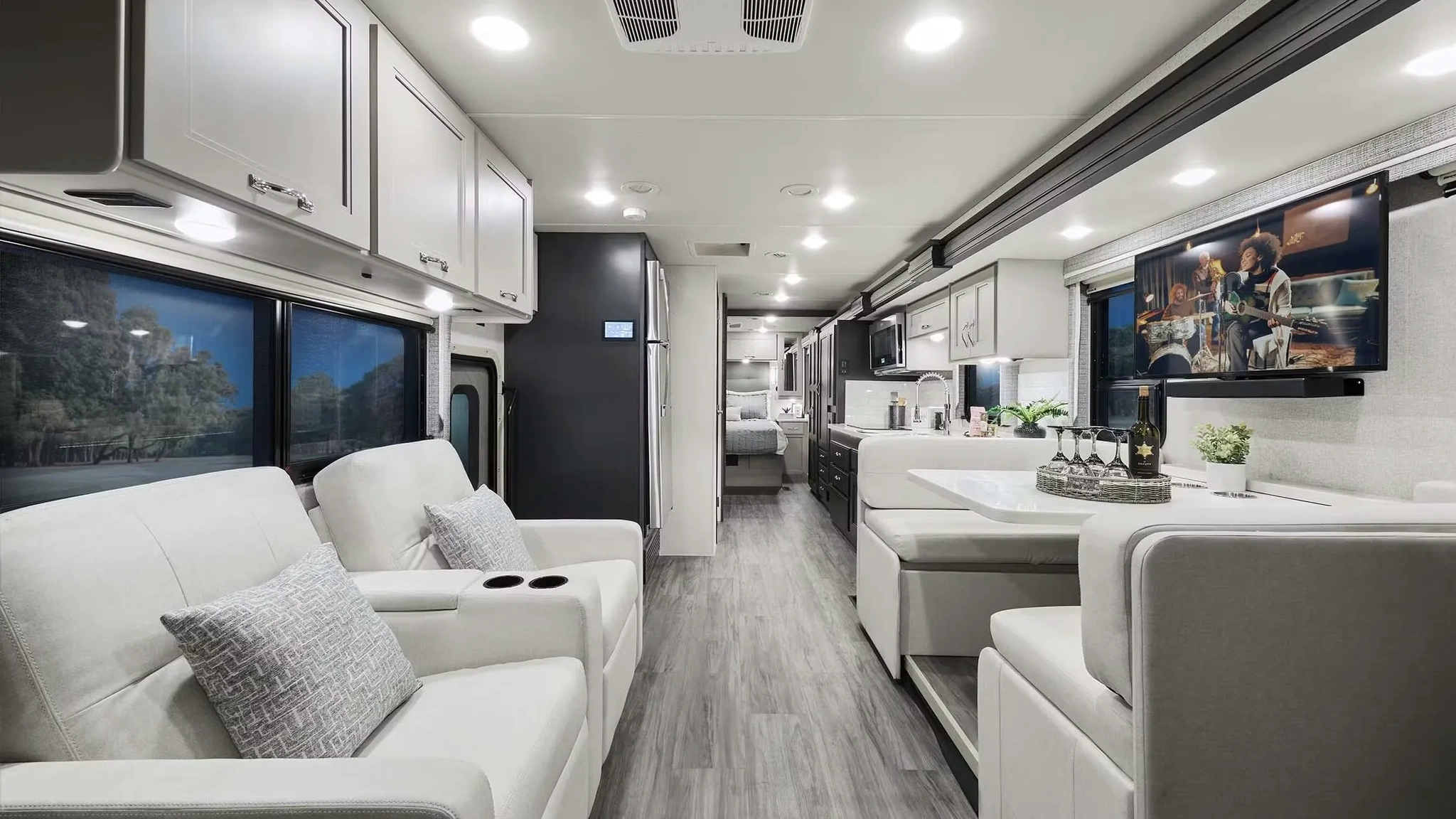 Intérieur du Thor Motor Coach Palazzo avec salon, télévision et cuisine équipée.