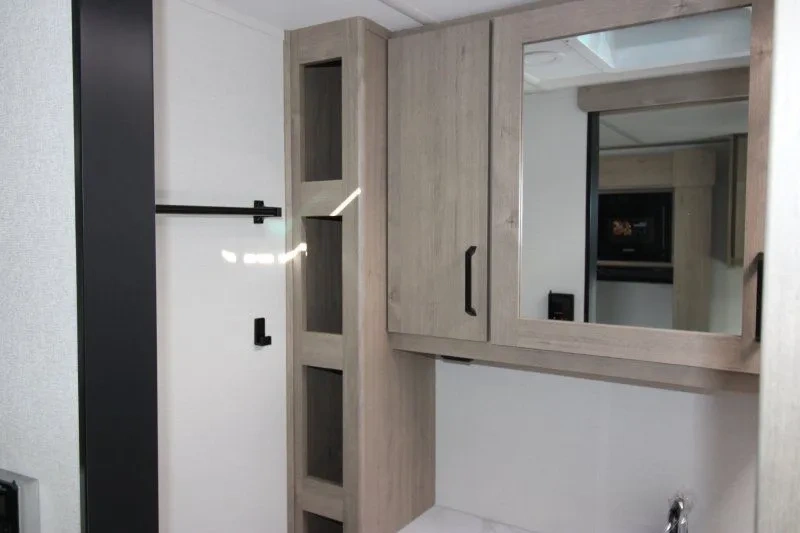 Salle de bain de la Grand Design Imagine XLS 22MLE avec miroir et rangement.