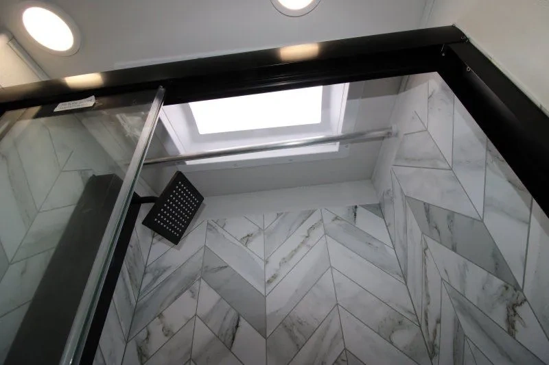 Douche du Jayco Greyhawk 30Z avec fini imitation marbre.