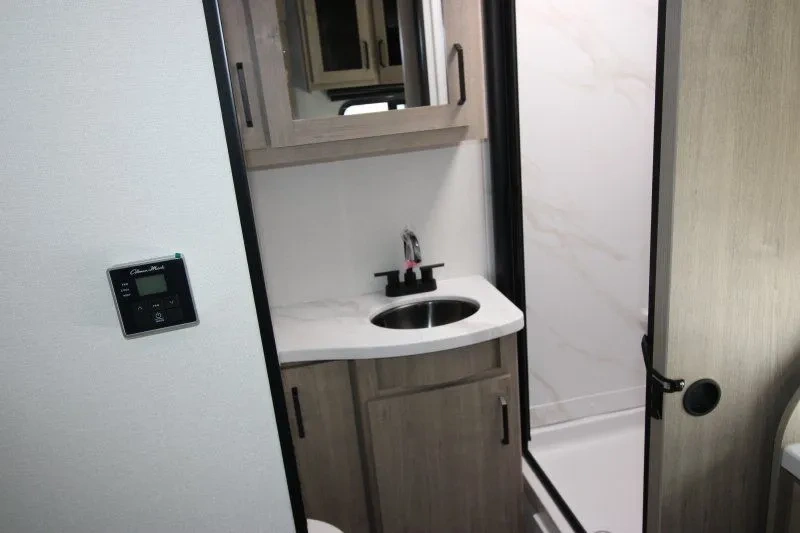Lavabo et vanité de la Grand Design Imagine XLS 22MLE.