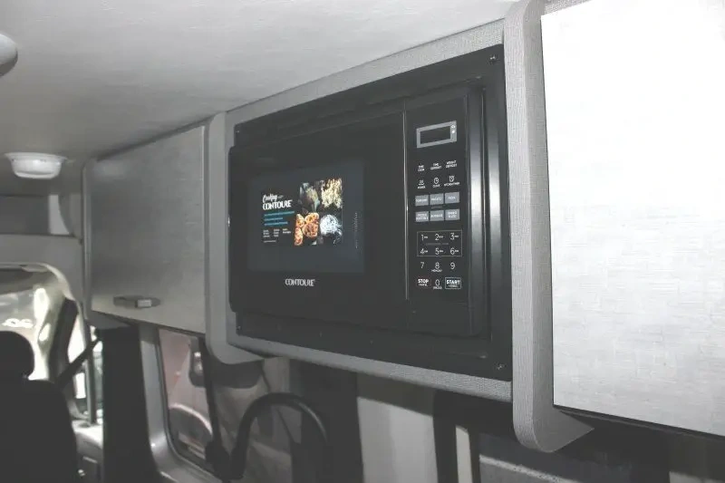 Micro-ondes du Thor Motor Coach Tellaro 20Y 2026 dans la cuisine compacte.