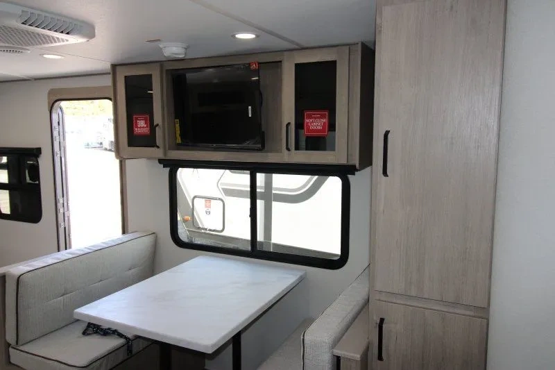 Dinette de la Grand Design Imagine XLS 22MLE avec fenêtre et rangement.