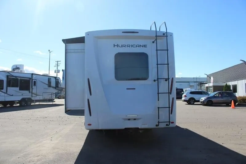 Détail extérieur du Thor Hurricane 29L 2026 stationné chez Le Géant Motorisé.