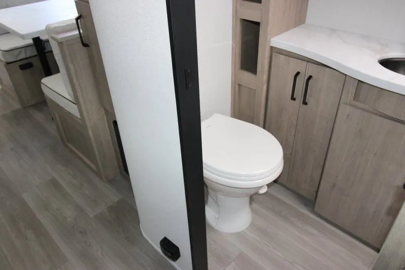 Toilette de la Grand Design Imagine XLS 22MLE dans la salle de bain arrière.