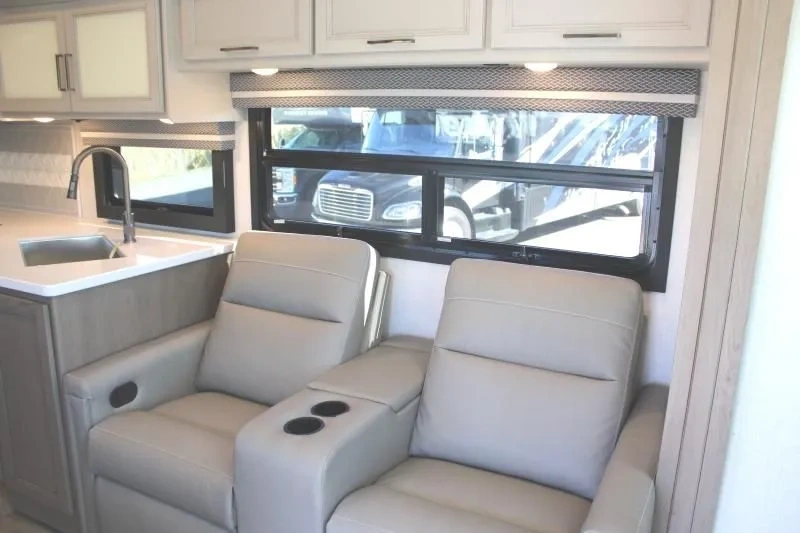 Cuisine du Thor Hurricane 29L 2026 avec évier et sièges de salon.