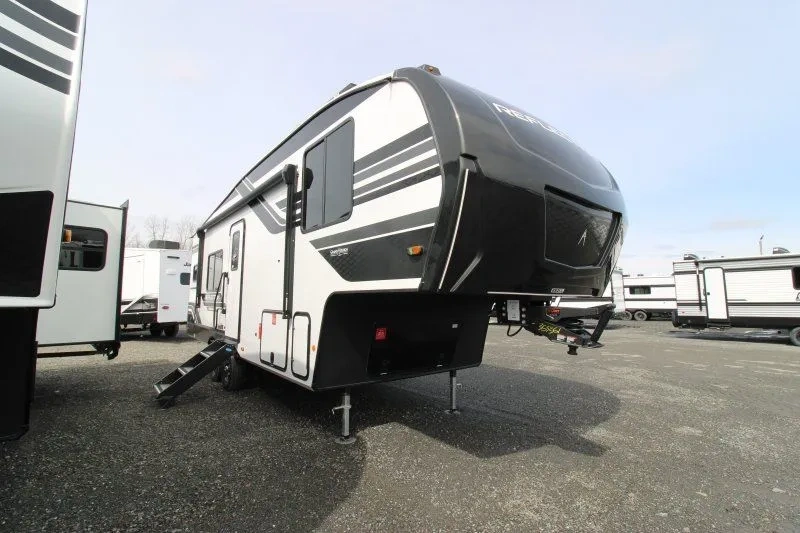 Grand Design Reflection 150 Series 250ML, un fifth wheel demi-tonne pour Ram 1500 Hurricane.