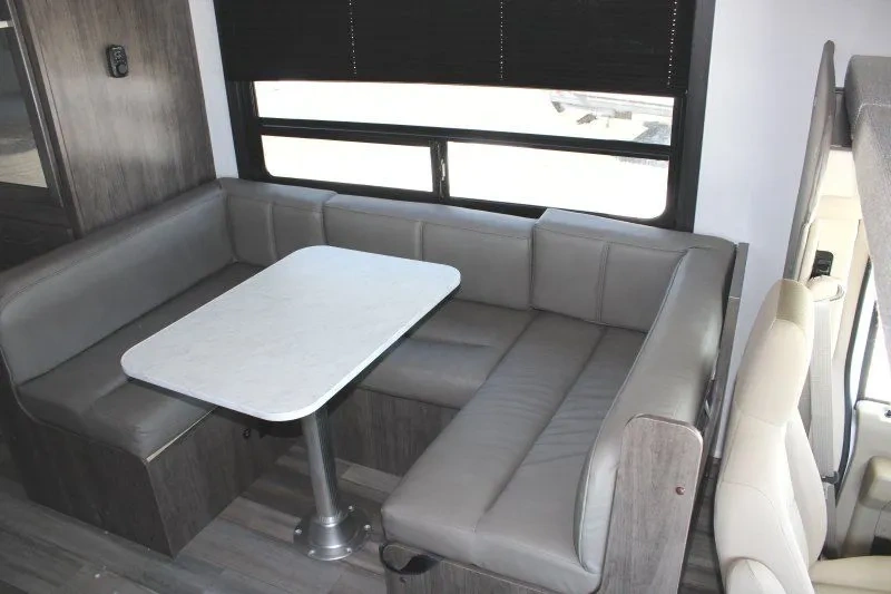 Réfrigérateur et micro-ondes du Jayco Redhawk SE 22EF.