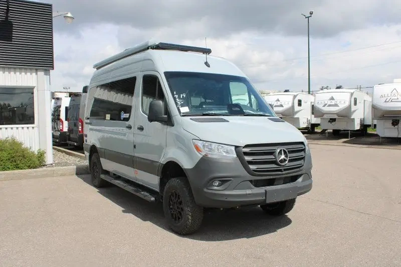 Plan intérieur du Thor Motor Coach Tranquility 19A avec sofa-lit et salle de bain humide.