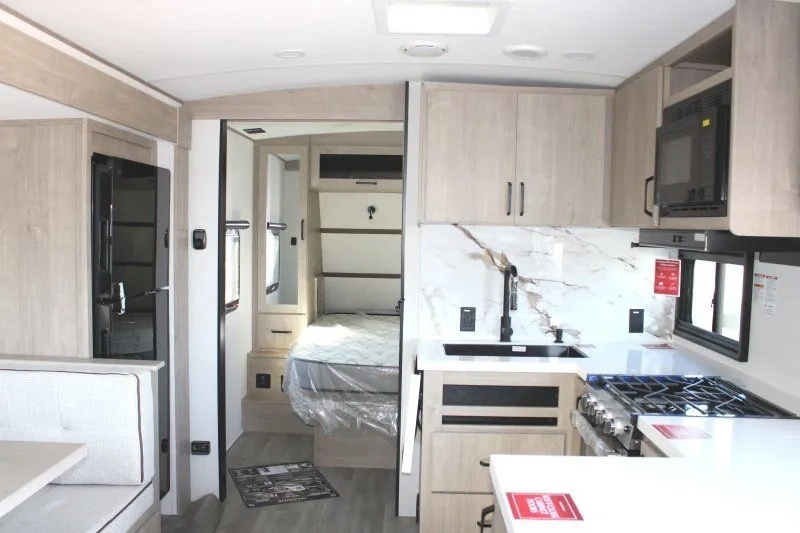 Cuisine et chambre avant de la Grand Design Imagine 2470BH.