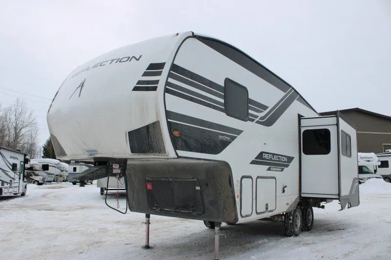 Vue extérieure en angle du fifth wheel Reflection 100 Series 22RK.