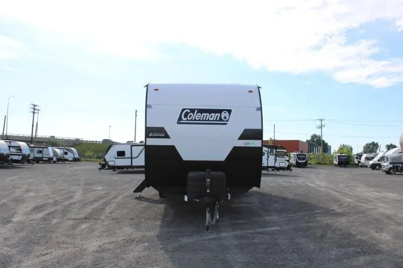 Vue avant de la roulotte Coleman Lantern 25REX pour Ram 1500.