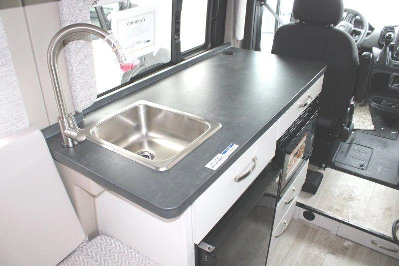 Cuisine compacte de l’Entegra Coach Ethos 20T 2026 avec évier.