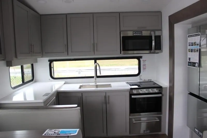 Cuisine arrière du Alliance Avenue All-Access 23ML avec évier, cuisinière et armoires.