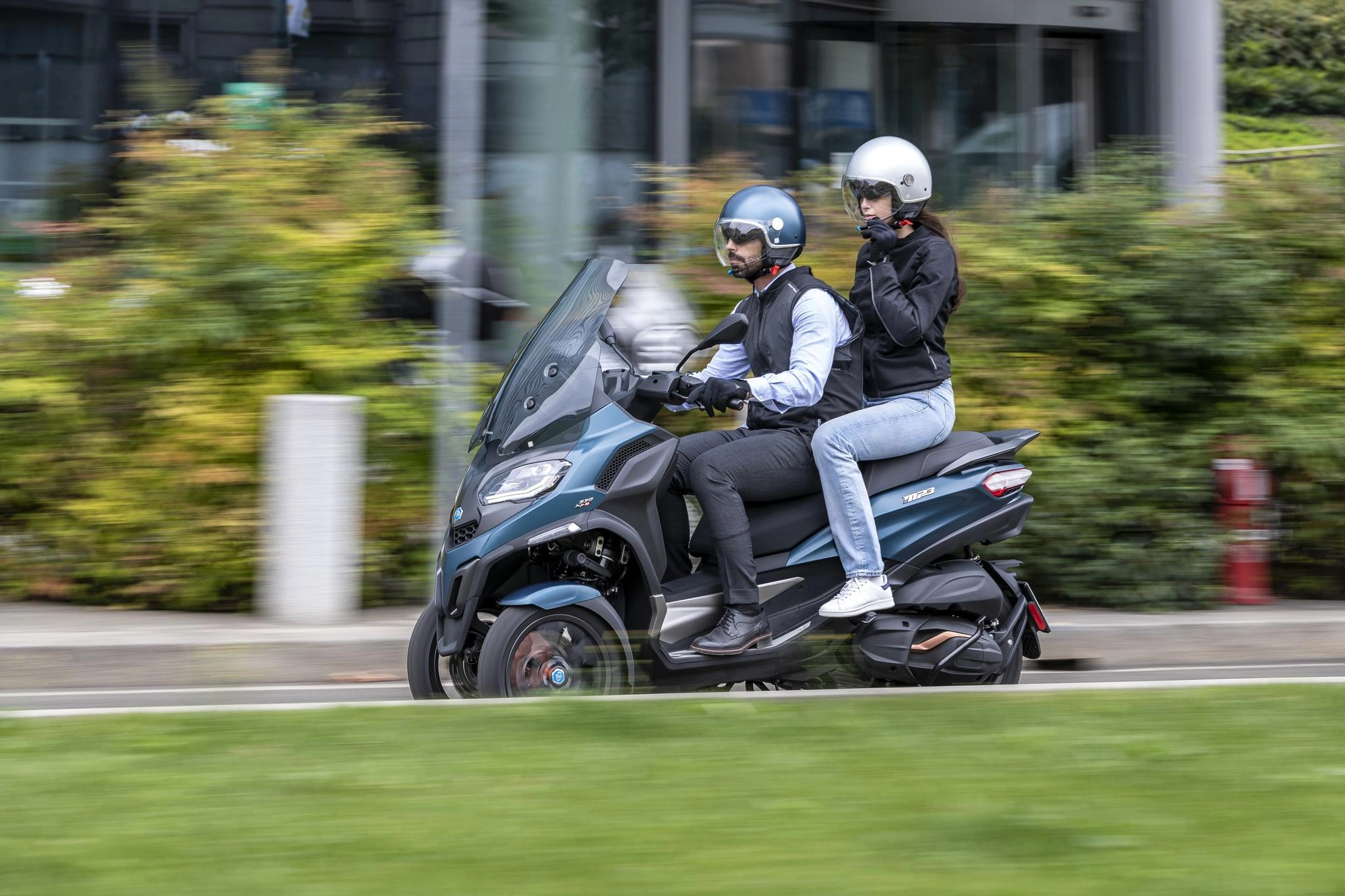 2027 Piaggio MP3 530 Exclusive front suspension and dual front wheels