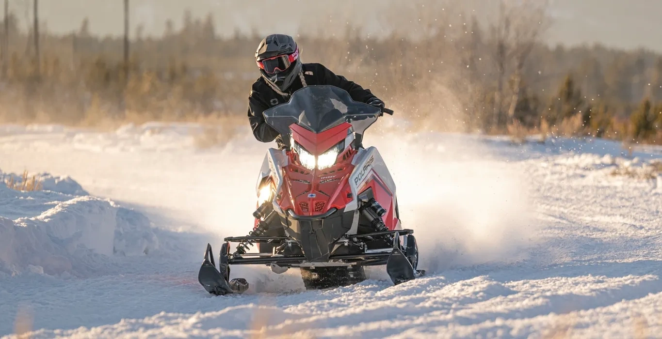 Polaris INDY XC 137 650 2027 vue de face en action sur un sentier enneigé.