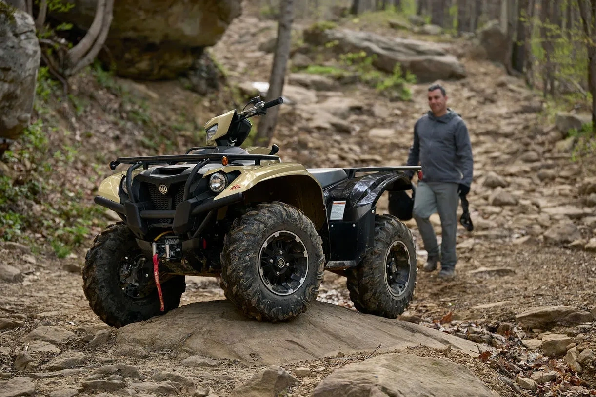 VTT Yamaha Kodiak 700 EPS XT-R 2027 avec treuil sur un terrain rocheux.