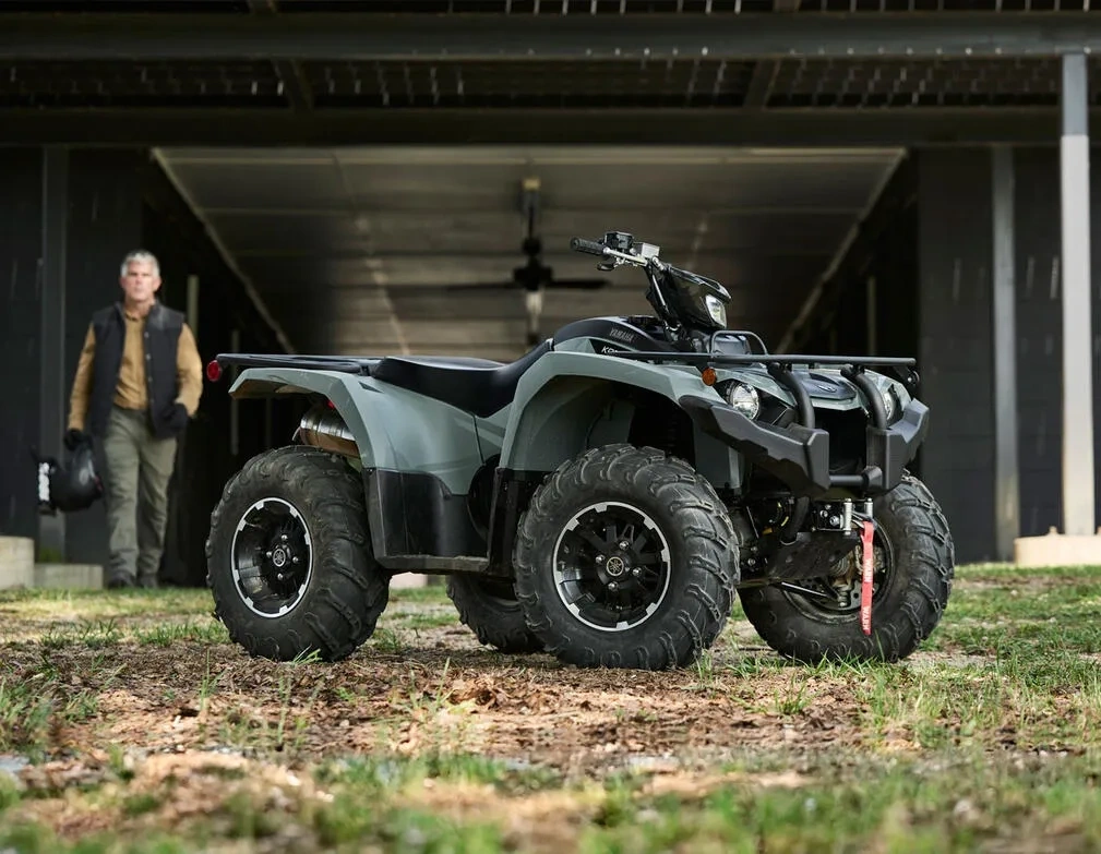 VTT Yamaha Kodiak 450 stationné devant un abri avec son propriétaire.