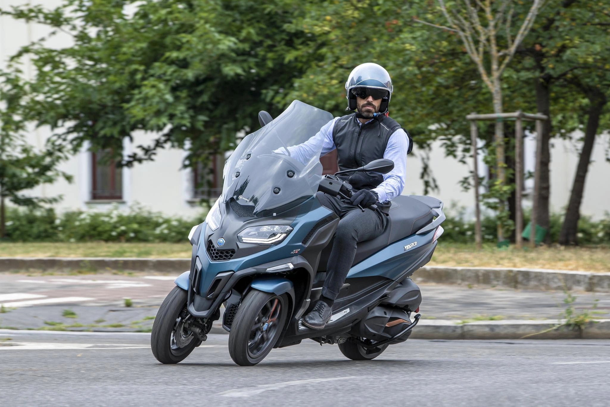 2027 Piaggio MP3 530 Exclusive front suspension and dual front wheels