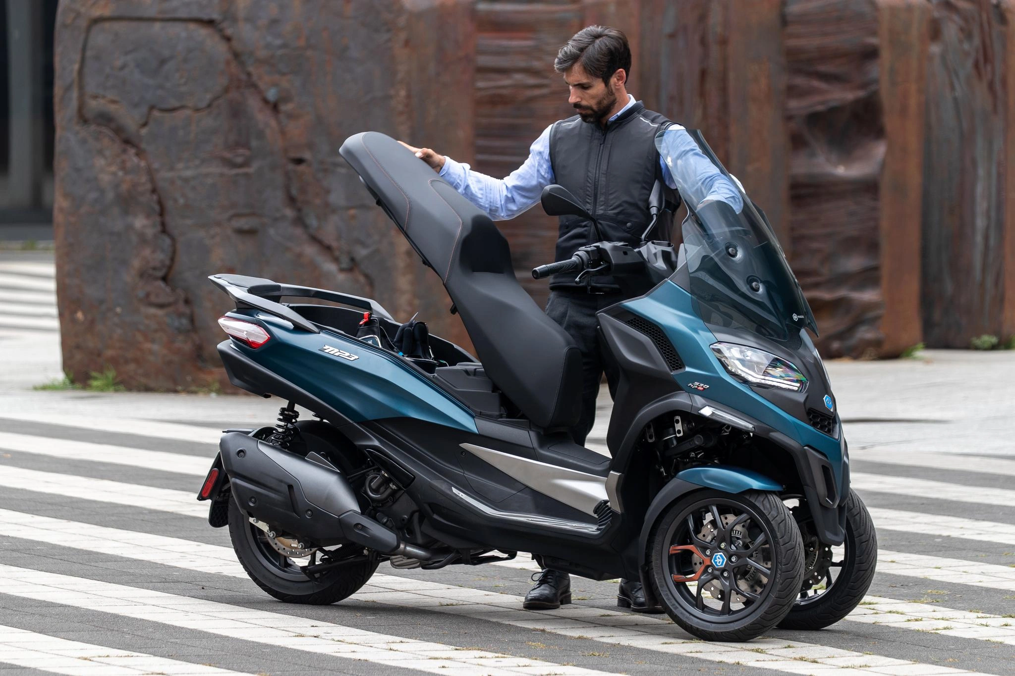 2027 Piaggio MP3 530 Exclusive front suspension and dual front wheels