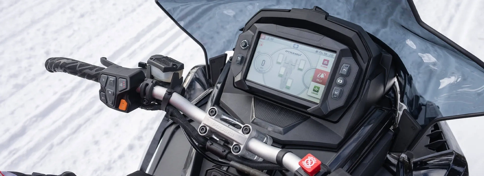 Gros plan sur l’écran numérique, le guidon et les commandes de la motoneige Polaris INDY VR1 9R 2027.