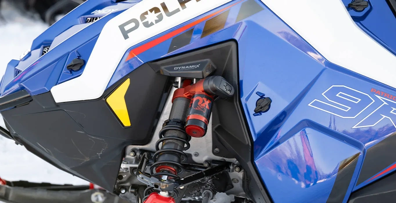 Détail de l’amortisseur avant DYNAMIX sur la motoneige Polaris INDY VR1 équipée du moteur Patriot 9R.